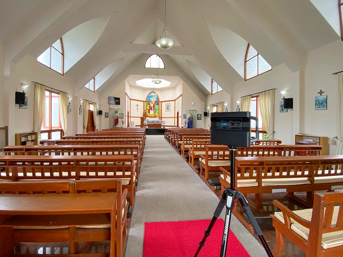An illustration showing different virtual tour methods side-by-side, from a smartphone to a professional 3D scanner and drone.