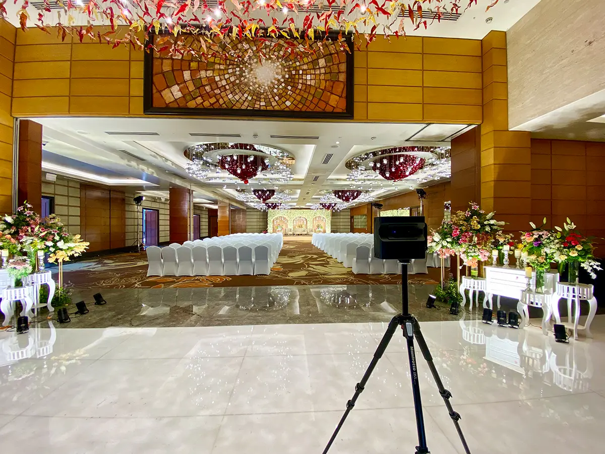 3D tour of a large, empty event hall.