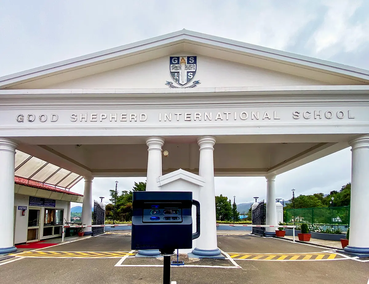 Virtual tour of a university library.
